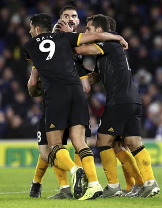 Raúl Jiménez y jugadores del Wolverhampton celebran tras marcar un tanto, en el empate de los 'Wolves' 2-2 con Brighton. (AP)