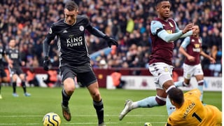 Jamie Vardy (i) anotó dos tantos en la goleada del Leicester 4-1 sobre Aston Villa. (AP)