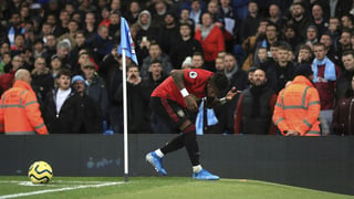 Fred, del Manchester United, trata de evadir los objetos que le son arrojados desde las tribunas durante el partido ante el Manchester City. (AP)
