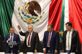 Al participar en la conferencia matutina del presidente Andrés Manuel López Obrador, Bartlett dijo que la producción de la energía eléctrica depende del diesel o combustóleo en un 70 u 80 por ciento. (ARCHIVO)
