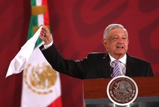 En el marco del Día Internacional contra la Corrupción, López Obrador mostró un pañuelo blanco para señalar que hay 'bandera blanca en corrupción' y desafió a probar que esto no es cierto. (EFE)