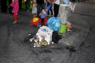 Los fieles guadalupanos dejan aproximadamente una tonelada diaria de basura durante las peregrinaciones en el Centro de Torreón. (EL SIGLO DE TORREÓN)