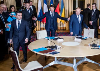 El presidente de Ucrania, Vladimir Zelenski (i) junto al mandatario ruso, Putin (d) en una reunión en Francia. (AP) 