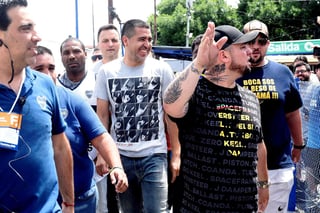 Román Riquelme llega al estadio La Bombonera antes de votar en las elecciones del club. (EFE)