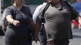 El reporte encontró también que 40 % de las mujeres padecen obesidad, mientras que 30 % de los hombres son obesos. (ARCHIVO)