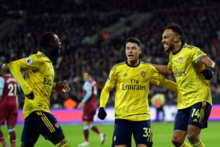 Arsenal perdía ayer 1-0 en su visita al West Ham, pero acabó ganando el encuentro 3-1, para subir al noveno lugar de la tabla. (AP)