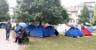 La policía bosnia acorraló el martes a migrantes en un campamento de tiendas de campaña y les ordenó subir a autobuses. (ARCHIVO) 