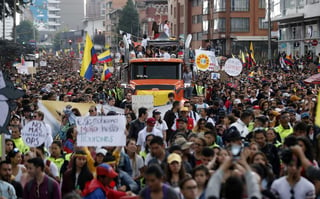 La gran movilización ciudadana ante la situación socioeconómica de Colombia es el resultado de los cambios que ha comenzado a provocar el proceso de paz, afirmó el senador colombiano Iván Cepeda Castro. (ARCHIVO) 
