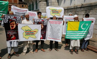 India vivió este martes una jornada de protestas por la aprobación esta madrugada en la Cámara Baja del Parlamento de una controvertida enmienda legal para otorgar la ciudadanía a inmigrantes no musulmanes. (ARCHIVO) 