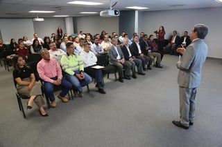Se celebró la Ceremonia de Graduación de Cemex, en la que 17 trabajadores fueron capacitados en la Universidad Tecnológica de Torreón (UTT) mediante el Diplomado en Mantenimiento Industrial. (DIANA GONZÁLEZ)