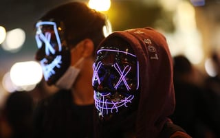 Un tribunal de Hong Kong levantó la prohibición de las máscaras faciales durante las manifestaciones. (ARCHIVO) 