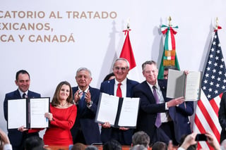 En un acto desde el Palacio Nacional de México, los jefes negociadores del T-MEC sellaron este martes una nueva versión del acuerdo -inicialmente firmado el 30 de noviembre del año pasado- contra todo pronóstico y tras superar los escollos de los demócratas estadounidenses. (EL UNIVERSAL)