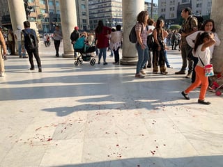 Afuera del vestíbulo de Bellas Artes, uno de los activistas fue golpeado por los campesinos y le provocaron sangrado nasal. (EL UNIVERSAL)