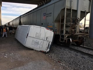 La camioneta tipo van fue impactada por la máquina del ferrocarril y arrastrada varios metros. (EL SIGLO DE TORREÓN)