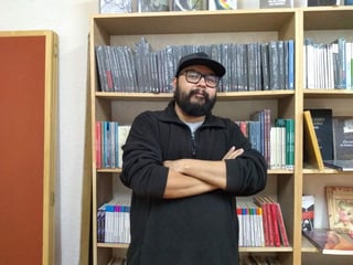 Fernando de la Vara tiene una década escribiendo sus propios mundos. (EL SIGLO DE TORREÓN / Saúl Rodríguez)
