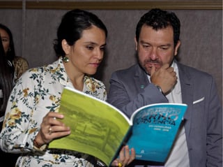 Andrés Celis (d), Jefe de la Oficina Nacional del ACNUR en Honduras, junto a Lorena Nieto (i), de ACNUR, durante la presentación de un estudio sobre desplazados, este miércoles, en Tegucigalpa. (EFE) 