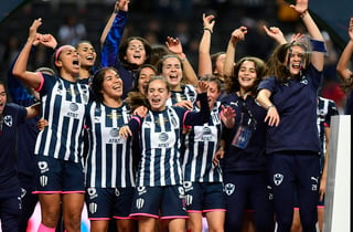 Rayadas logró obtener su primer campeonato de la Liga MX Femenil venciendo 2-1 global a Tigres Femenil. (ARCHIVO)