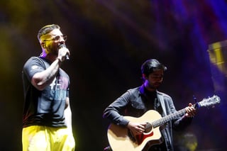 Maluma  canta con jóvenes de su fundación El arte de los sueños. (EFE) 