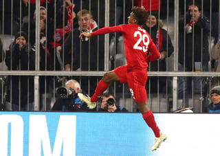 Kingsley Coman celebra tras marcar el primer tanto, en la victoria del Bayern Munich 3-1 sobre el Tottenham. (AP)