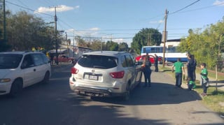 El conductor de un automóvil Jetta no respetó la señal de alto y se impactó contra una camioneta en la zona Centro de Gómez Palacio. (EL SIGLO DE TORREÓN)