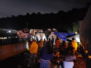  Un tráiler que transportaba cervezas volcó este jueves en el kilómetro 66+500 de la autopista México-Cuernavaca en dirección a la Ciudad de México, sin que conozca si hay daños personales. (ARCHIVO)