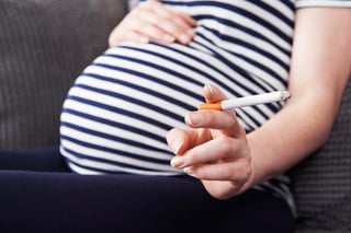 Las mujeres que fuman durante el embarazo pueden desarrollar diabetes gestacional, un padecimiento que genera dificultades en el parto. (ARCHIVO)