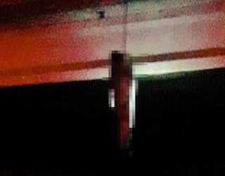 Un hombre fue colgado de un puente en la zona sur de Veracruz y horas después fue filtrado un video donde es interrogado por un grupo armado y confiesa su participación en la matanza ocurrida en abril en el municipio de Minatitlán. (ESPECIAL)