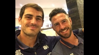 El portero campeón del mundo en 2010, compartió vestuario con el mexicano en el Porto de Portugal en el 2015 y su amistad se ha visto reflejada en redes sociales.