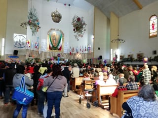 Cantando las mañanitas y Paloma blanca llegan las familias a la misa que se da a media mañana por la celebración.
(EL SIGLO DE TORREÓN)