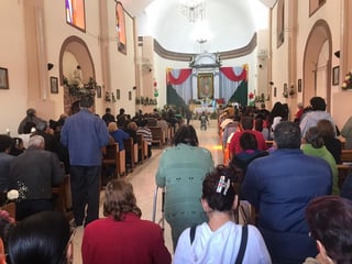 En la iglesia del 'Cerrito' de la colonia San Isidro de Lerdo se desbordó la fe y devoción por la Virgen de Guadalupe en el día de su celebración. (EL SIGLO DE TORREÓN/ANGÉLICA SANDOVAL)