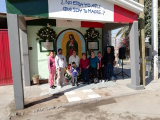 Juan Manuel Ruelas Sandoval y su familia organizan un rosario y una reliquia en honor a la Virgen de Guadalupe en su día. (VIRGINIA HERNÁNDEZ)