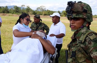 Soldados heridos en la explosión en la base militar de Cubará reciben atención médica. (EFE) 