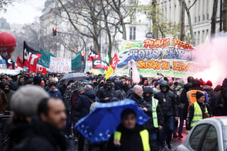 Tras nueve días de huelga en contra de la reforma de las pensiones en Francia, ciudadanos y comerciantes comienzan a estar cansados de la parálisis parcial en la que vive el país. (ARCHIVO) 