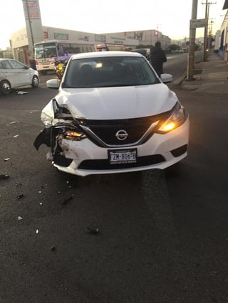 Veloz conductor provoca accidente poco antes del amanecer, chocó contra otro auto al ignorar la luz roja del semáforo.