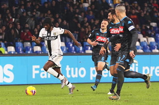 Gervinho se escapa para marcar el segundo tanto, en la victoria 2-1 de Parma sobre Napoli.