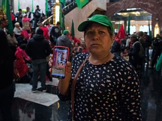 Manifestante. Algunas personas inconformes llegaron a Bellas Artes a exigir que se quitará la pintura en la que se mostraba a un Zapata afeminado. (CORTESÍA / ALDO HINOJOSA)