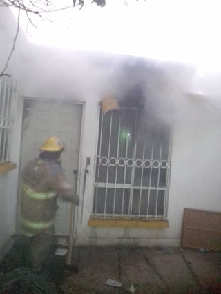 El personal del departamento de Bomberos de Gómez Palacio se encargó de sofocar el incendio del domicilio. (EL SIGLO DE TORREÓN)