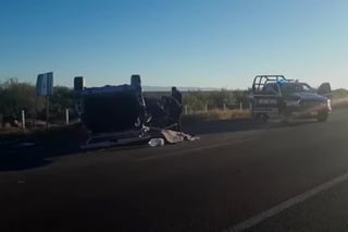 El accidente terminó con un vehículo volcado en la carretera.