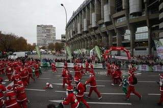 Los corredores utilizarán un outfit muy parecido al de Santa Claus, hoy por la mañana en la carrera atlética 5 K Run Santa Laguna, que iniciará en las instalaciones de Televisa Laguna.
