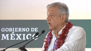 El presidente Andrés Manuel López Obrador cerró su gira del fin de semana en el ejido de San Carlos, en el municipio de Hidalgotitlán, Veracruz, donde prometió que los programas sociales no se quedarán en el escritorio del gobierno, y se comprometió a enviar presupuesto para que se construyan caminos. (ESPECIAL)