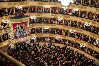 Cincuenta años después de su primera actuación el 7 de diciembre de 1969, Domingo ha vuelto hoy a La Scala milanesa para deleitar a los amantes de la música clásica con un concierto de algunas de las más conocidas escenas de ópera verdianas. (ARCHIVO)