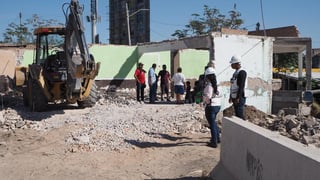 Un grupo de vecinos de la colonia La Moderna de Torreón se manifestó hoy lunes en las inmediaciones de calle Múzquiz y bulevar Constitución, reclamaron por afectaciones que presuntamente han sido causadas por la construcción de la Terminal Nazas, dentro del proyecto Metrobús Laguna. (VERÓNICA RIVERA)