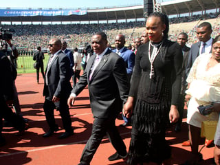 Marry Chiwenga (d) camino junto al vicepresidente de Zimbabue, Constantino Chiwenga, un año antes del presunto ataque. (ARCHIVO) 