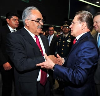 El rector de la UJED, Rubén Solís Ríos, rindió su primer informe de actividades, durante un evento en el que estuvo acompañado por el gobernador, José Rosas Aispuro Torres. (CORTESÍA) 
