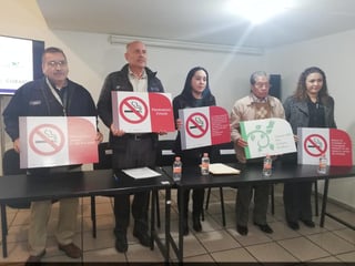 En las instalaciones de la Comisión para la Protección contra Riesgos Sanitarios del Estado de Durango en La Laguna, se llevó a cabo la firma de convenio de espacios '100% libres de humo de tabaco' con tres instituciones. (FABIOLA P. CANEDO)