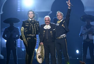Dinastía. En la pasada entrega de los Grammy Latinos, Vicente Fernández se presentó junto a su hijo y su nieto. (INSTAGRAM) 