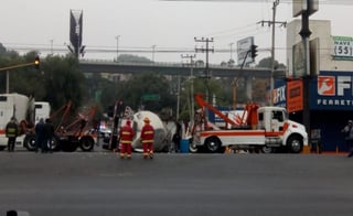 La madrugada de este miércoles se reportó la volcadura de una pipa en el cruce de la vía Gustavo Baz y Radial Tolteca, en Tlalnepantla, Estado de México, la cual transportaba sulfato de aluminio. (ESPECIAL)