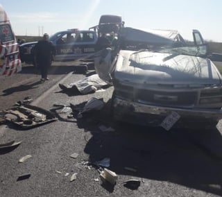 Un hombre de la tercera edad perdió la vida y tres personas más resultaron lesionadas, luego de que el vehículo en el que viajaban se impactó contra un camión materialista en la comunidad de Ceballos, perteneciente al municipio de Mapimí. (EL SIGLO DE TORREÓN)