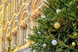 Tener un árbol navideño natural es algo que a muchos les causa felicidad y alegría, sin embargo, es necesario tener cuidados específicos para mantenerlo con vida y libre de accidentes catastróficos.  (ARCHIVO) 