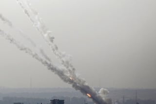 Israel detectó esta tarde un proyectil lanzado desde Gaza, lo que supone el segundo disparo de la jornada, tras interceptar esta madrugada un cohete que respondió con bombardeos sobre objetivos del grupo islamista Hamás. (ARCHIVO) 